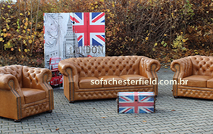 sofá chesterfield conjunto em couro envelhecido cor caramelo sofá chesterfield conjunto em couro envelhecido